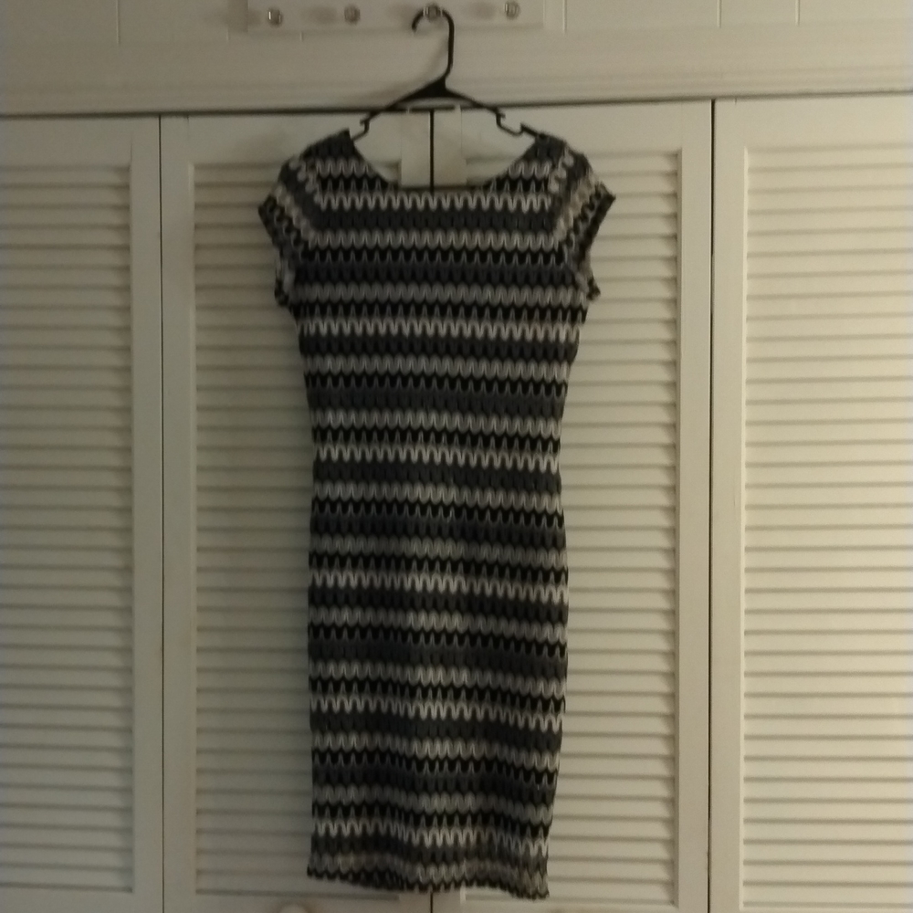Woman sleeveless black and white dress